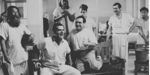 Tigapuluh.co — Ruang Santai Harianmu Makna One Flew Over the Cuckoo’s Nest: Ketika Lingkungan Terlihat Normal Tapi Menyekap